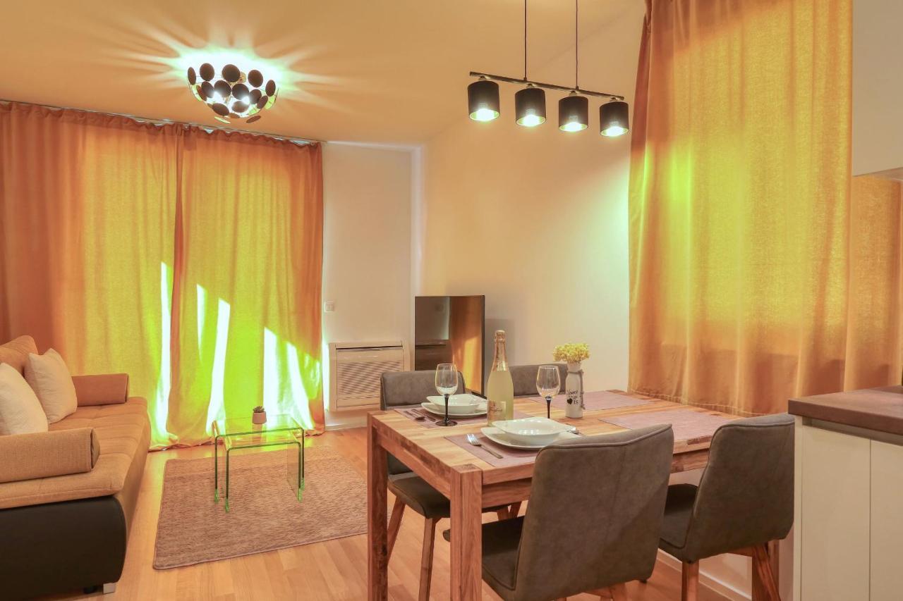 Apartamento Barbara With Private Parking In The Garage Zadar Exterior foto