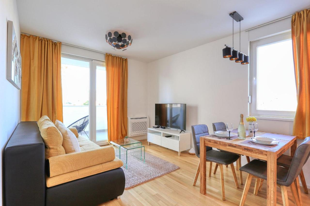 Apartamento Barbara With Private Parking In The Garage Zadar Exterior foto