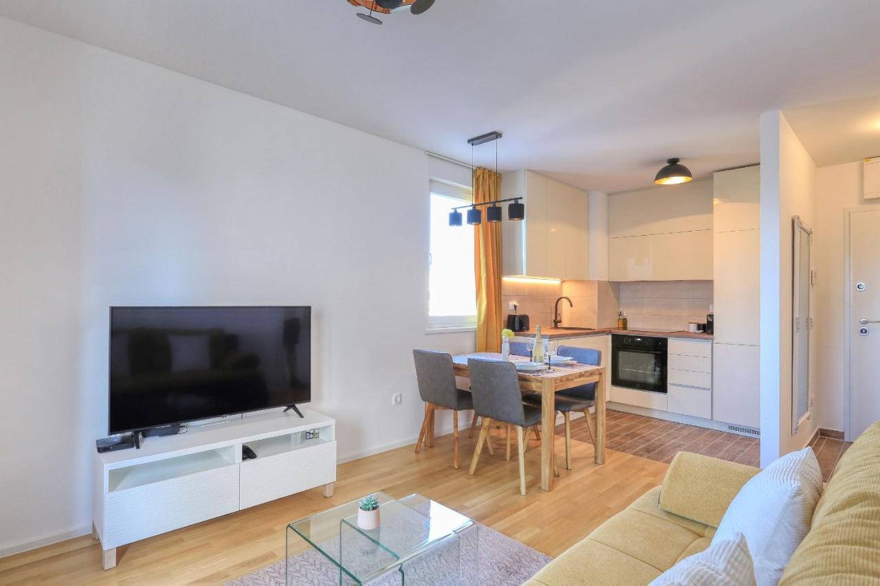 Apartamento Barbara With Private Parking In The Garage Zadar Exterior foto