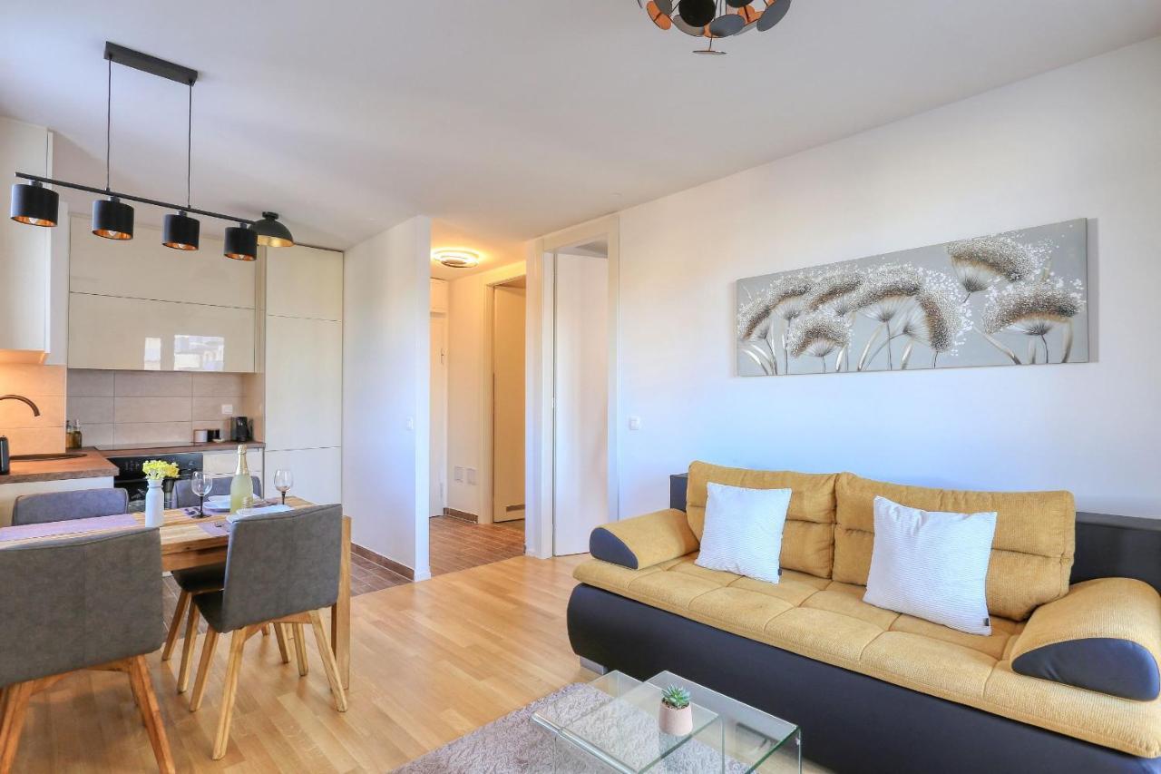 Apartamento Barbara With Private Parking In The Garage Zadar Exterior foto