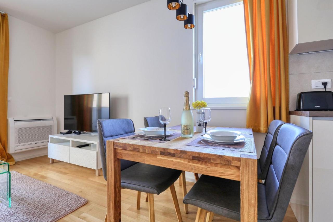 Apartamento Barbara With Private Parking In The Garage Zadar Exterior foto