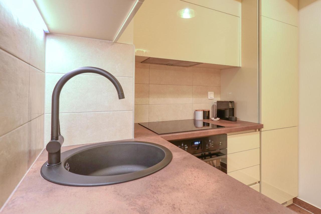 Apartamento Barbara With Private Parking In The Garage Zadar Exterior foto
