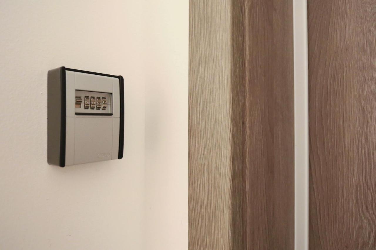 Apartamento Barbara With Private Parking In The Garage Zadar Exterior foto