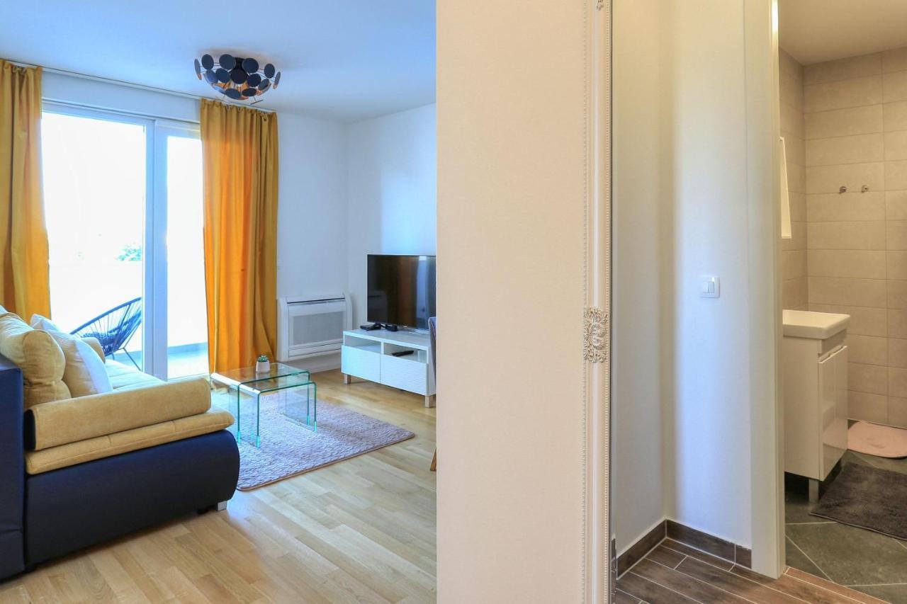 Apartamento Barbara With Private Parking In The Garage Zadar Exterior foto