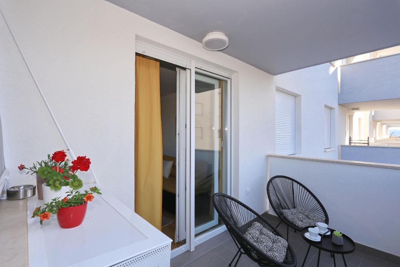 Apartamento Barbara With Private Parking In The Garage Zadar Exterior foto