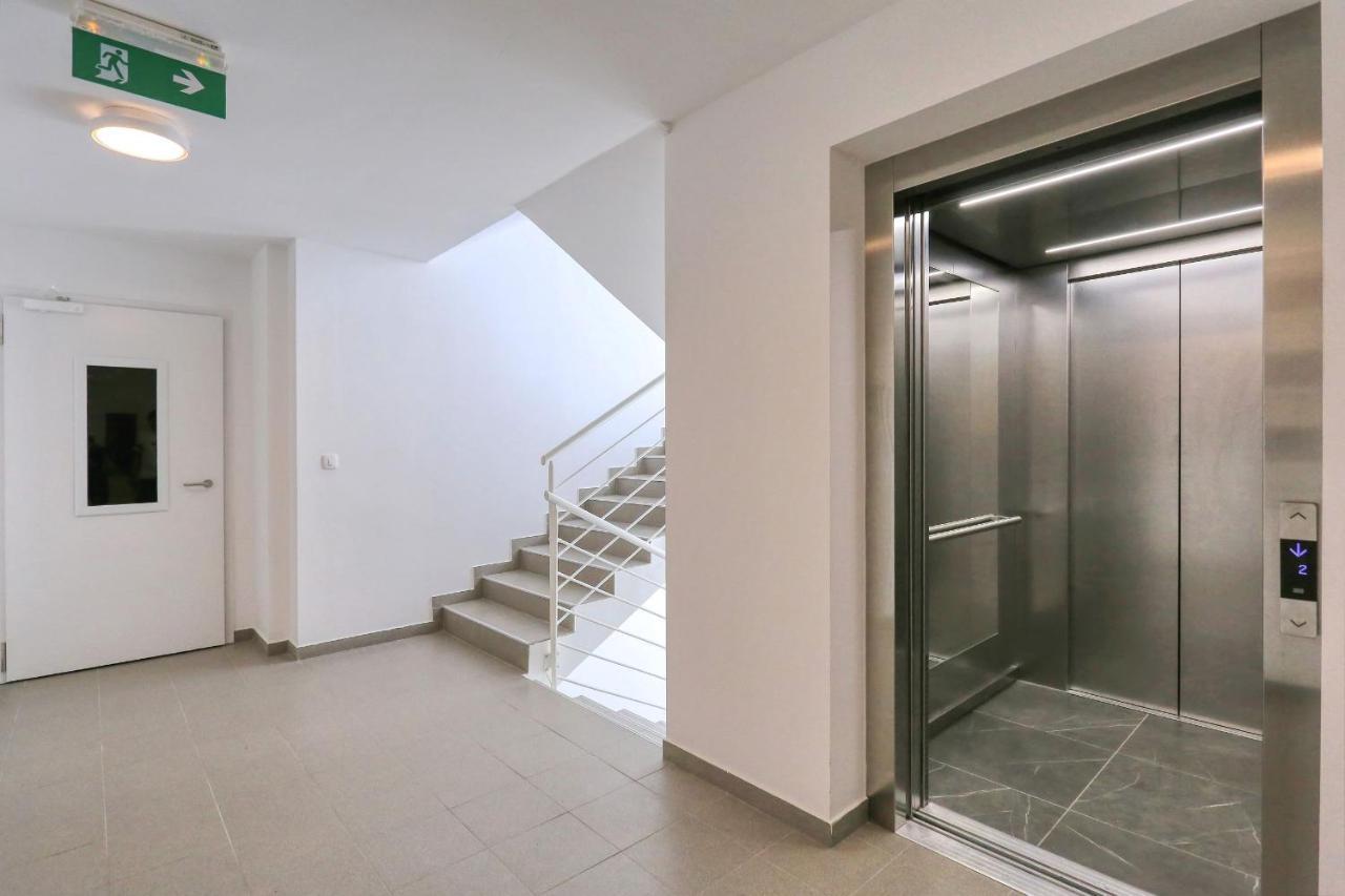 Apartamento Barbara With Private Parking In The Garage Zadar Exterior foto